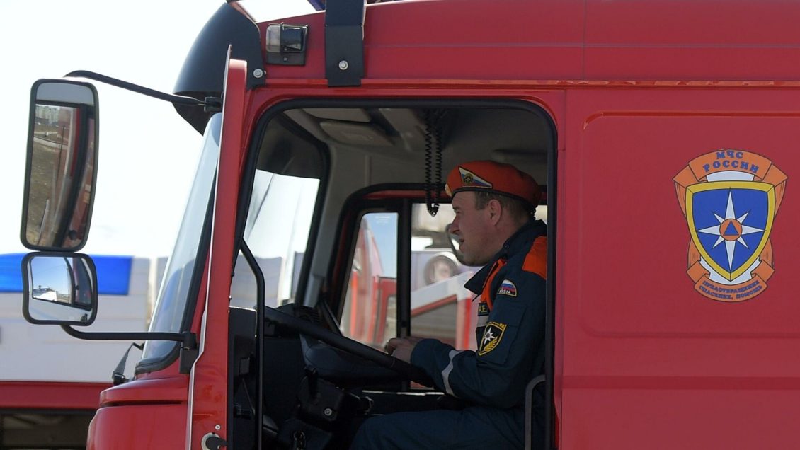 В селе на Урале загорелись постройки на площади две тысячи квадратов