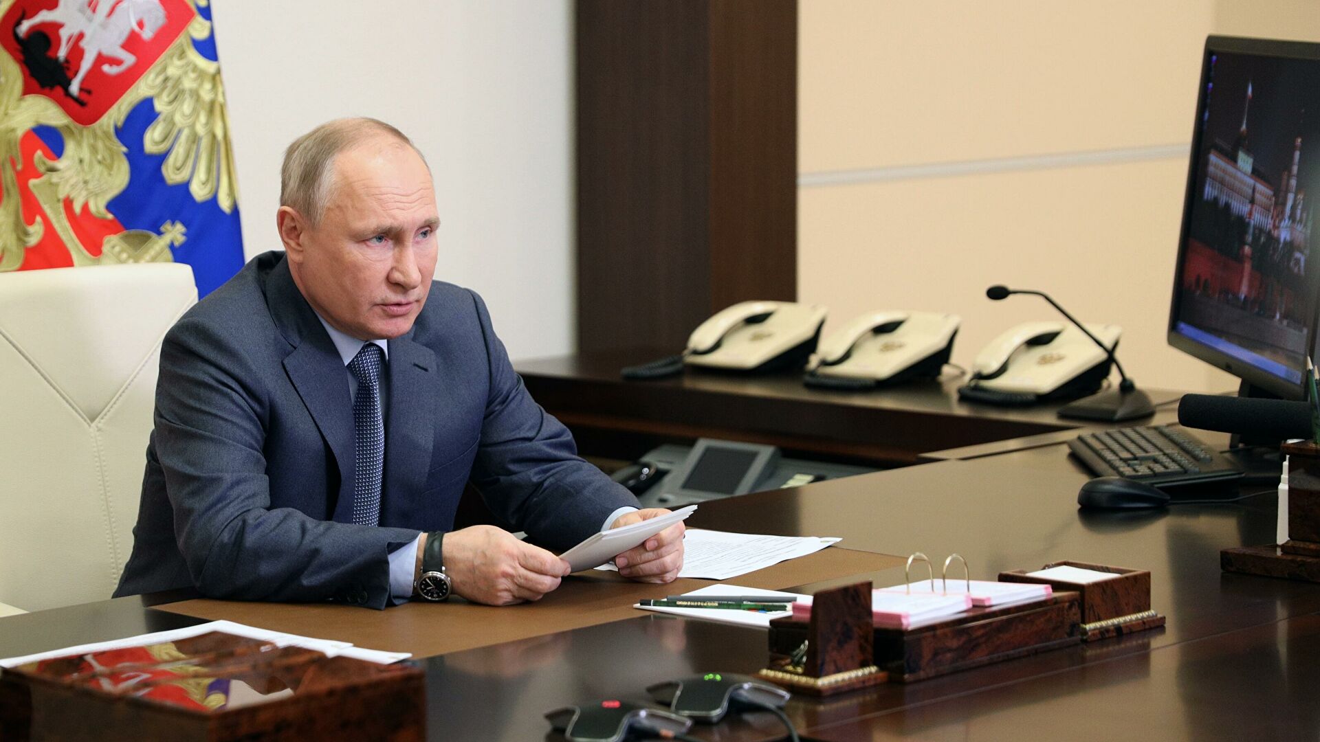 Путин на встрече с Совбезом попросил доложить о ситуации на Украине