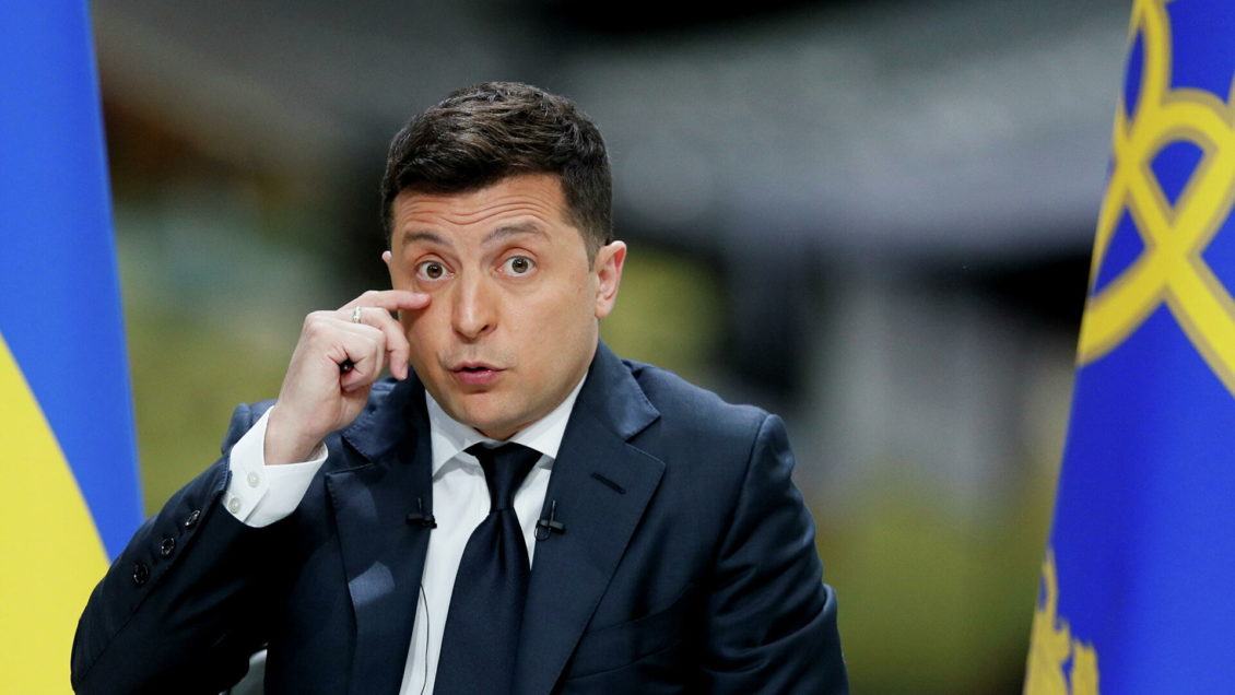 Зеленский заявил, что ему стыдно за некоторые шаги людей в его окружении Зеленский заявил, что ему стыдно за некоторые шаги людей в его окружении