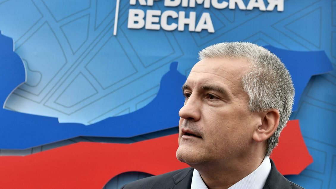 Аксенов опроверг сообщения об уходе в Госдуму