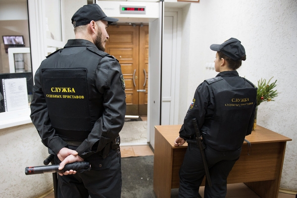 Верховный суд обязал уведомлять должников о включении в списки невыездных