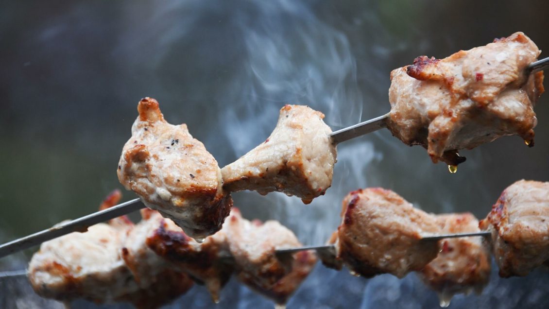 "Вызывает болезнь почек": врач рассказала об опасном маринаде для шашлыка