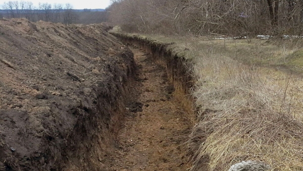 На Украине на границе с РФ появились противотанковые рвы На Украине на границе с РФ появились противотанковые рвы