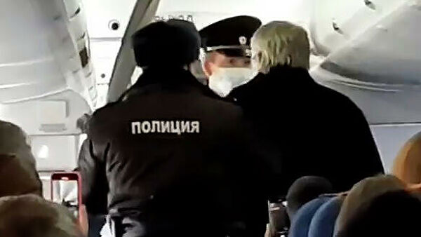 В новосибирском аэропорту сняли с рейса дебошира В новосибирском аэропорту сняли с рейса дебошира