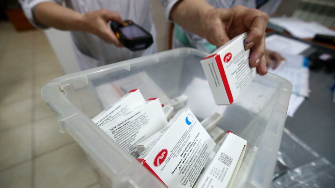 Минпромторг оценил возможность экспорта вакцин "ЭпиВакКорона" и "КовиВак"