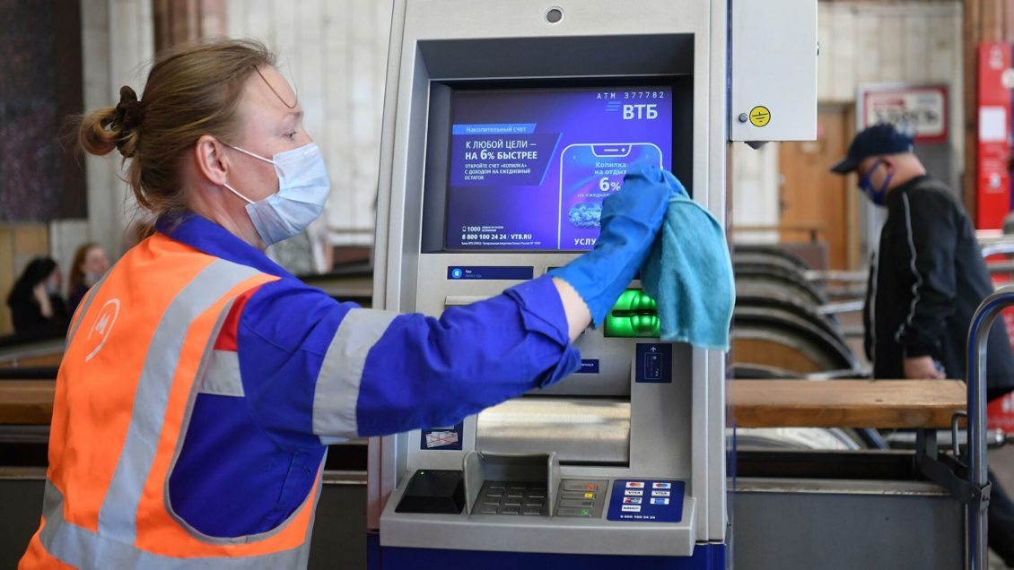 Москвичи за пять лет стали на 40% реже снимать наличные в банкоматах