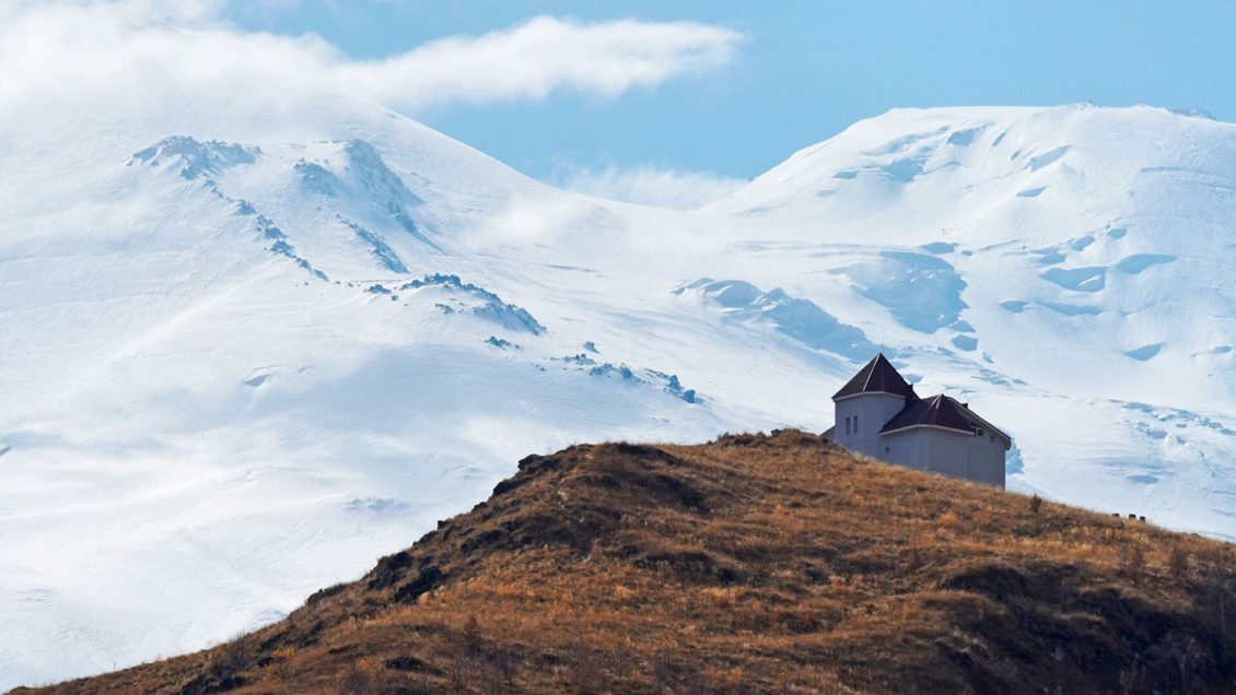 На Эльбрусе спасли провалившегося в ледовую трещину альпиниста