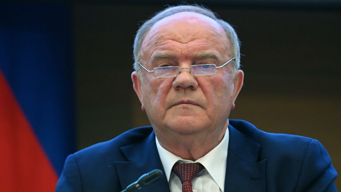 Песков назвал слова Зюганова о манипуляциях на выборах оскорбительными