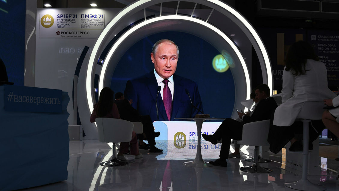 США пытаются сдержать развитие России, заявил Путин