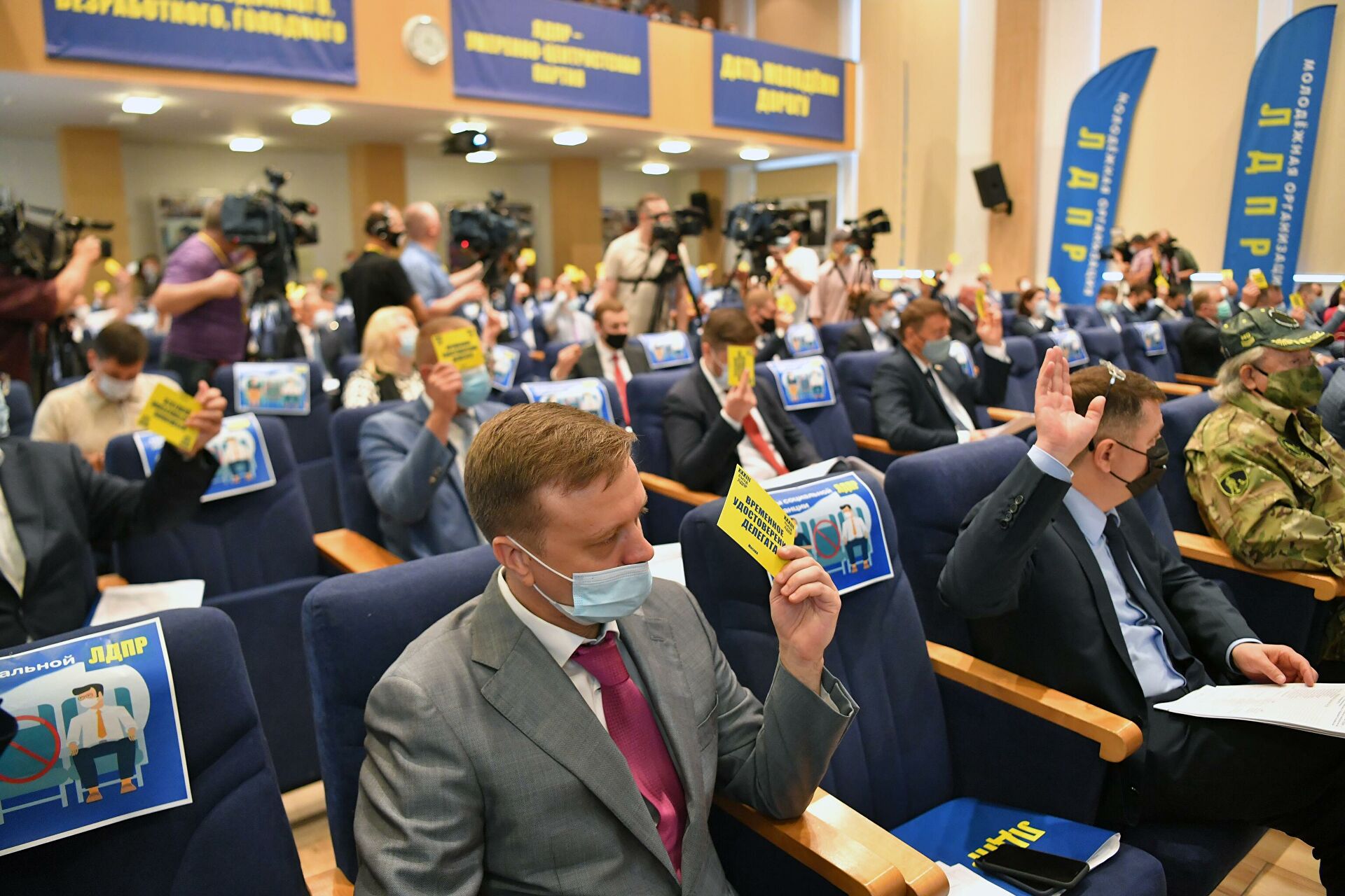 "Ты рожаешь, мы забираем". Куда Жириновский ведет свою партию