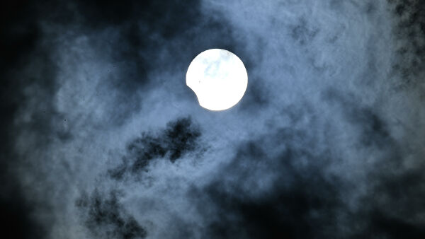 Россияне смогут увидеть первое за 55 лет кольцеобразное затмение Солнца Россияне смогут увидеть первое за 55 лет кольцеобразное затмение Солнца