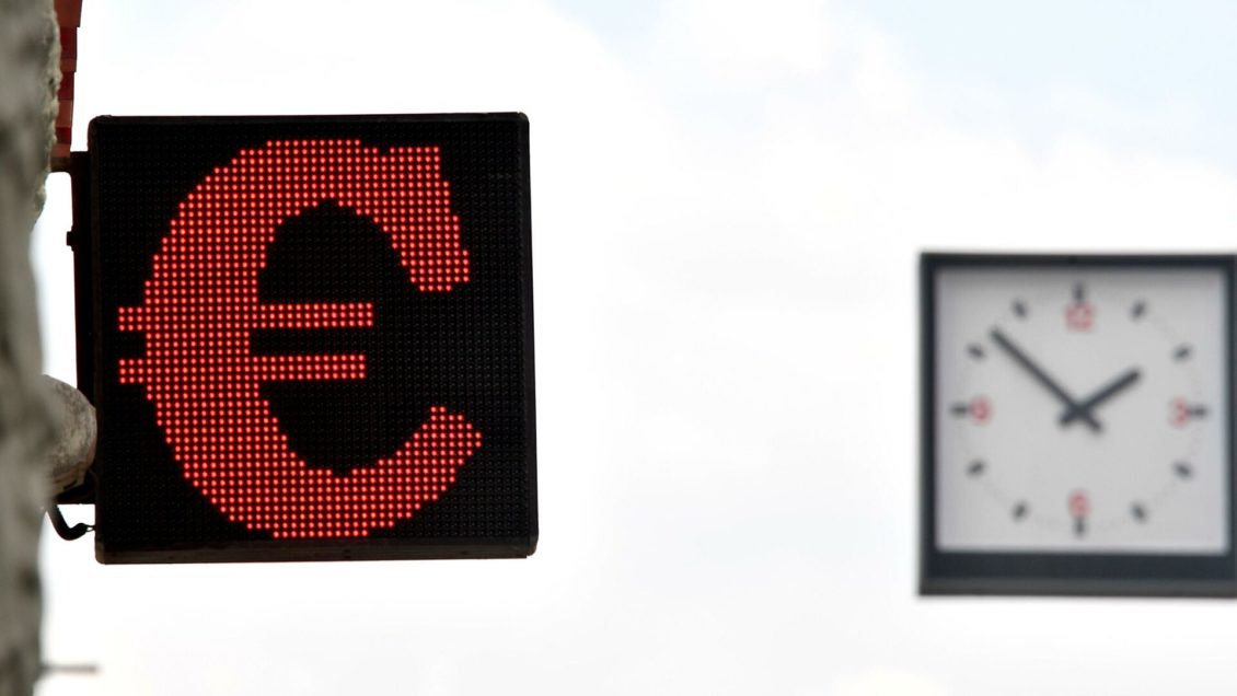 Официальный курс евро на выходные и понедельник снизился на 70 копеек