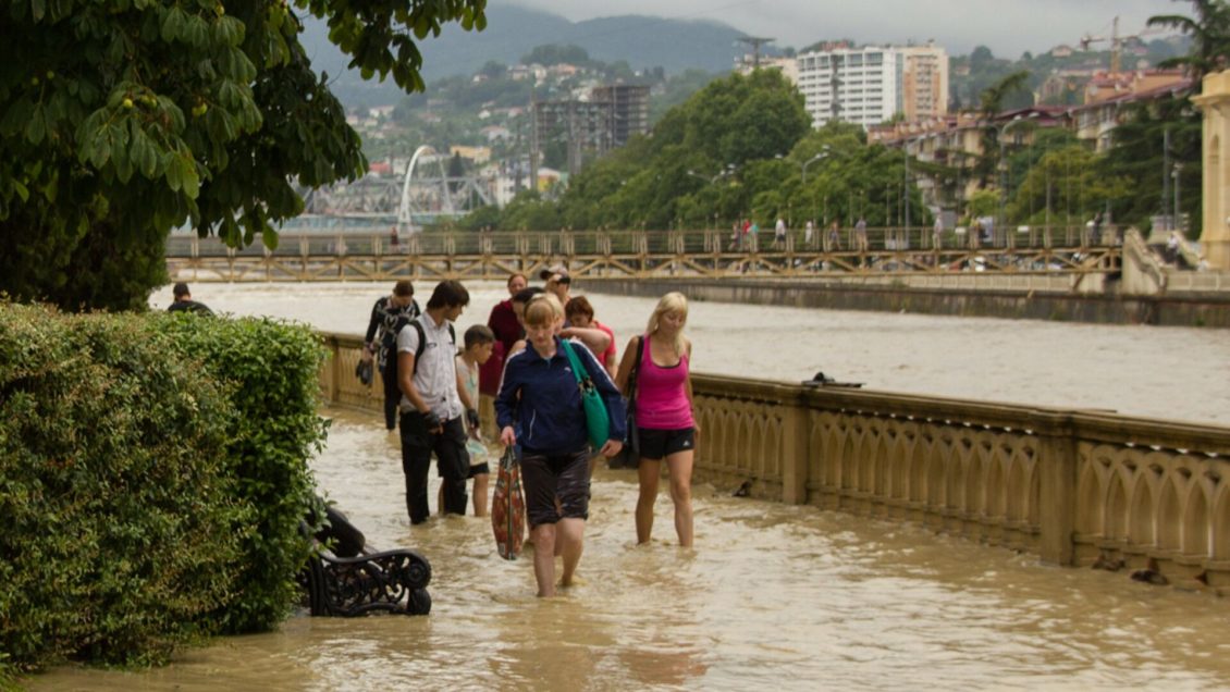 Мэр Сочи оценил ущерб от наводнения на курорте Мэр Сочи оценил ущерб от наводнения на курорте