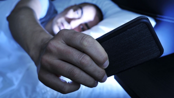 Эксперт назвала признаки зависимости от телефона