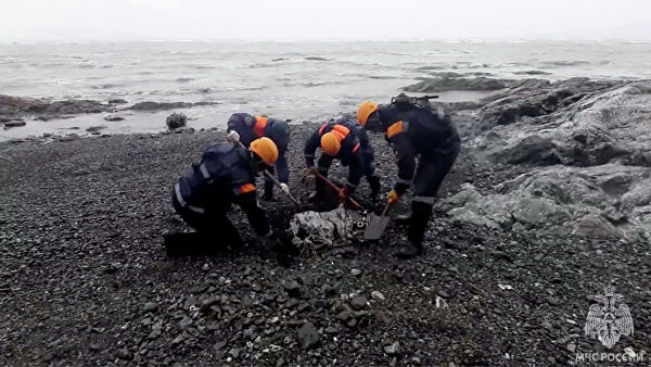 На месте крушения Ан-26 на Камчатке начали работать водолазы На месте крушения Ан-26 на Камчатке начали работать водолазы