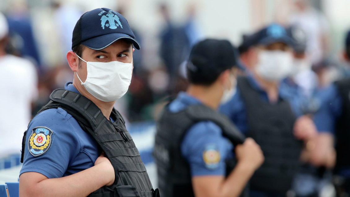 В Турции в отеле обнаружили подпольный цех по производству алкоголя В Турции в отеле обнаружили подпольный цех по производству алкоголя