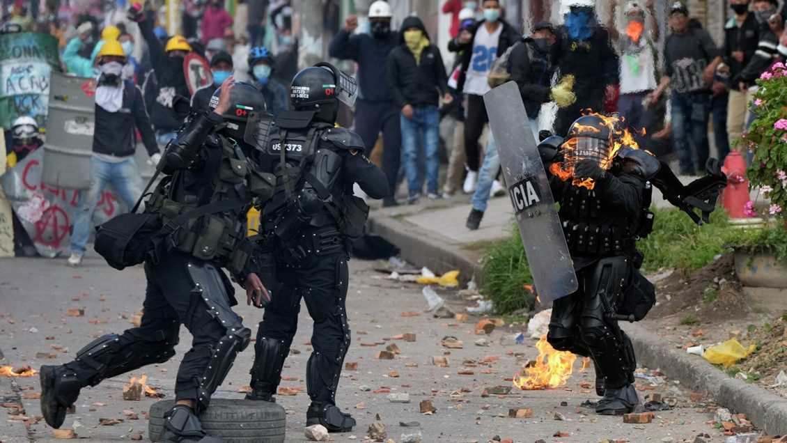 В Колумбии мирные марши закончились беспорядками, пострадал 21 полицейский