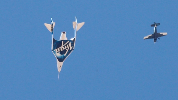 Ракетоплан с Брэнсоном на борту вернулся на Землю после полета к границе космоса