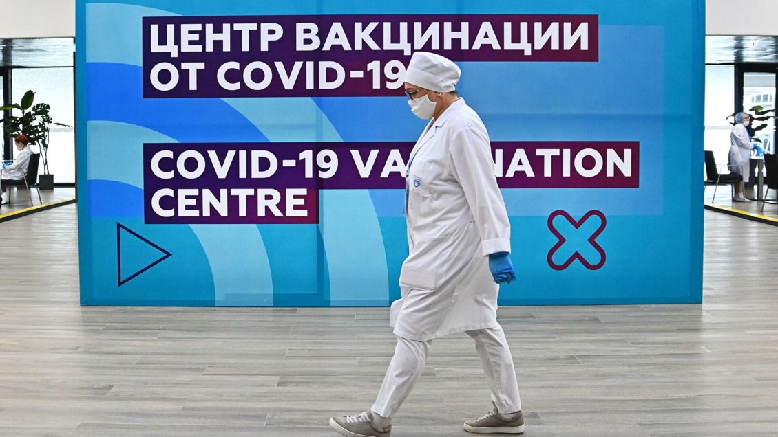 Эксперт: вопрос о "носительстве" COVID-19 после вакцинации обсуждается Эксперт: вопрос о "носительстве" COVID-19 после вакцинации обсуждается
