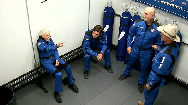 Безос поделился впечатлениями от полета в космос