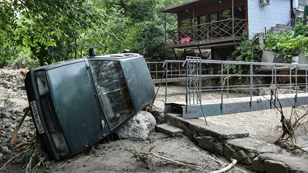 В Ялте дождь привел к локальным подтоплениям В Ялте дождь привел к локальным подтоплениям