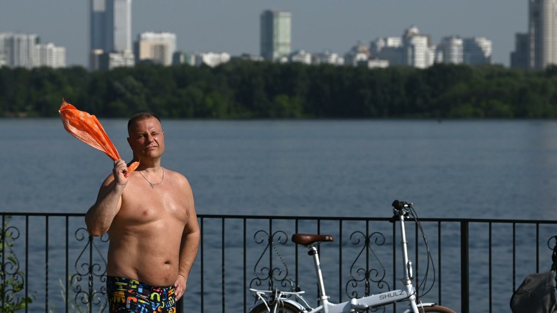 Врач рассказал, кому нельзя перегреваться в жару Врач рассказал, кому нельзя перегреваться в жару