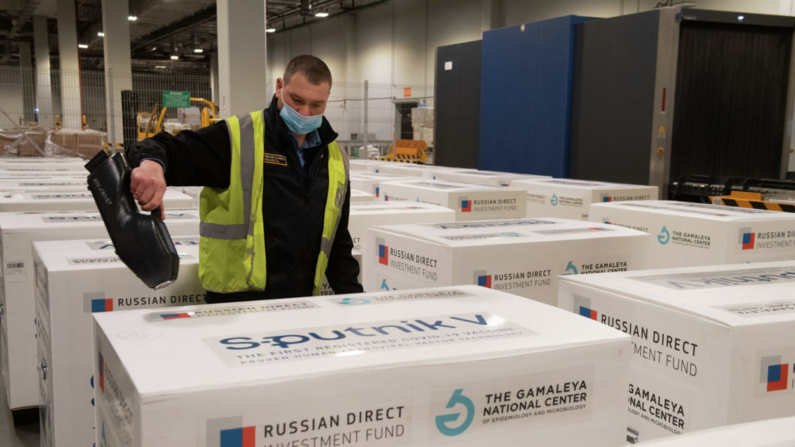 Филиппины получили очередную партию российской вакцины "Спутник V"