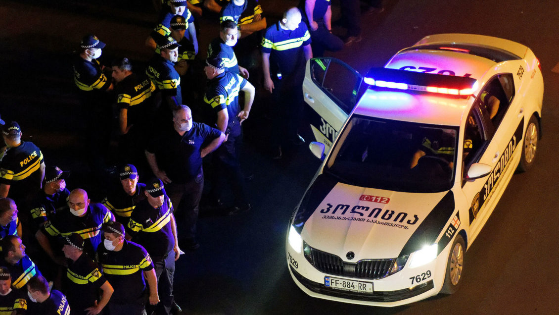 В Тбилиси перед зданием парламента избили еще одного журналиста