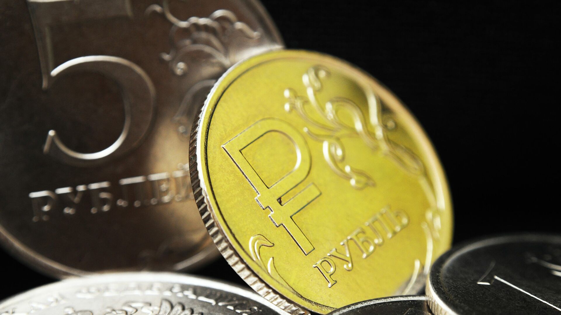 Эксперты рассказали, почему август не станет большим испытанием для рубля