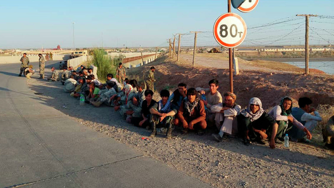 Талибы установили свой флаг на мосту, соединяющем Таджикистан и Афганистан