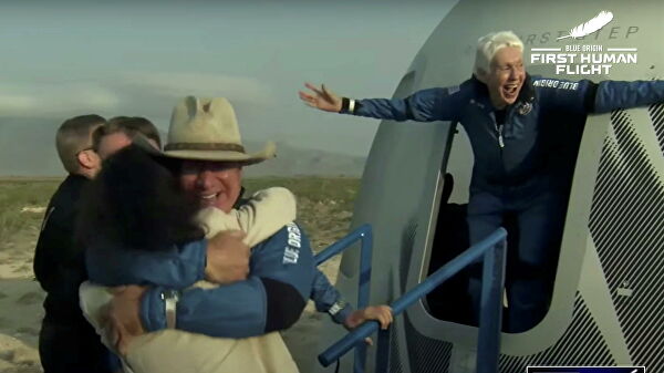 Безос поделился впечатлениями от полета в космос