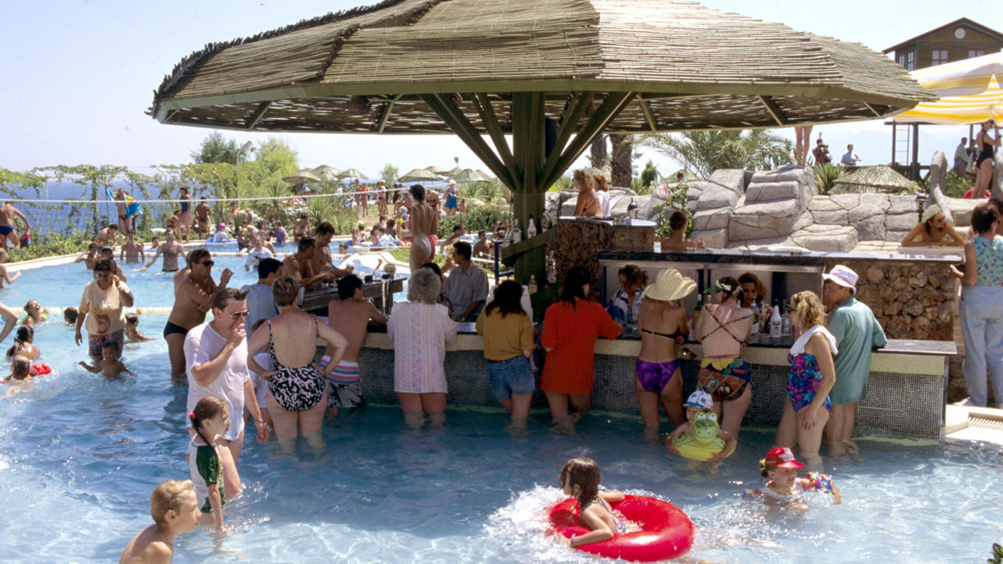 В Турции в отеле обнаружили подпольный цех по производству алкоголя В Турции в отеле обнаружили подпольный цех по производству алкоголя