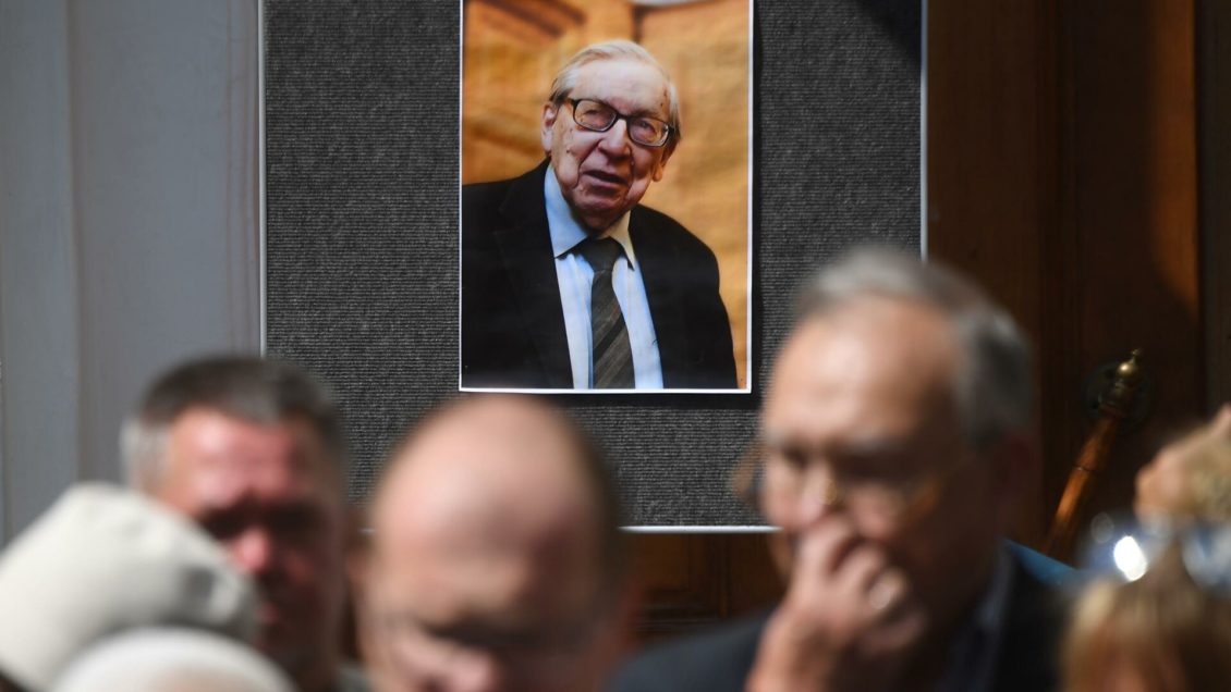 Малахов вспомнил, как Засурский целовал руки преподавательницам журфака МГУ Малахов вспомнил, как Засурский целовал руки преподавательницам журфака МГУ