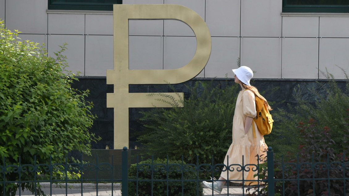 Финансист допустил падение доллара до 65 рублей к концу года