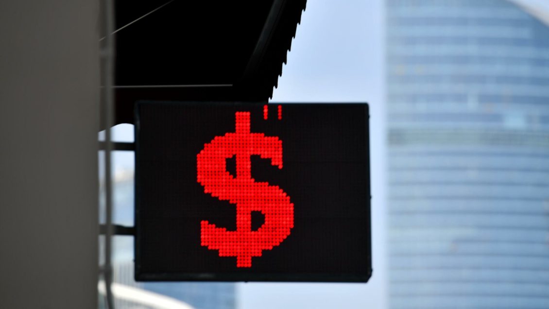 Финансист допустил падение доллара до 65 рублей к концу года