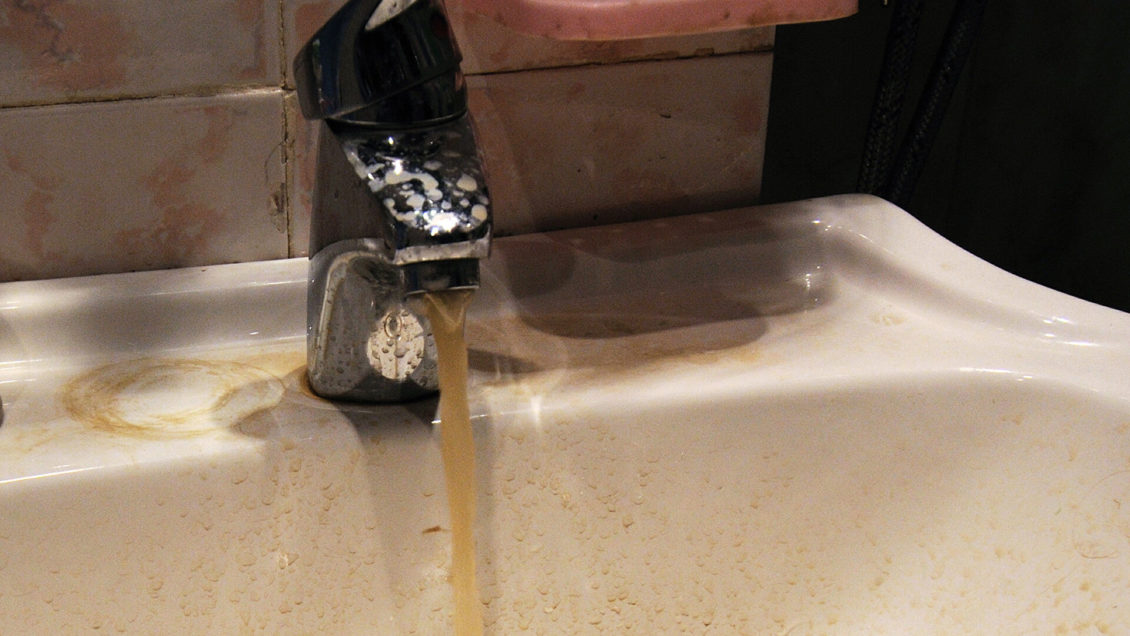 Врач рассказала, насколько опасна ржавая вода из-под крана Врач рассказала, насколько опасна ржавая вода из-под крана