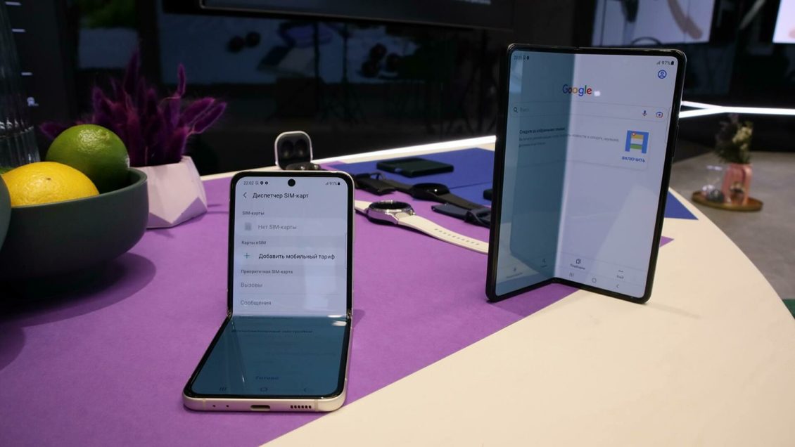 В Samsung показали складной смартфон с невидимой камерой Galaxy Z Fold3 В Samsung показали складной смартфон с невидимой камерой Galaxy Z Fold3