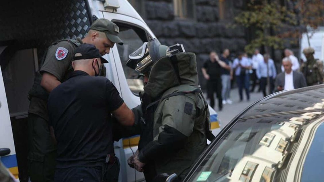 СМИ: мужчину, угрожавшего взорвать гранату в здании правительства Украины, задержали