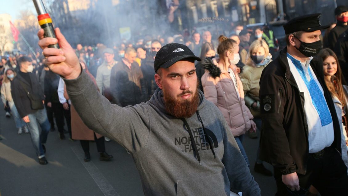 ProБердянск: на украинском курорте неизвестные разрисовали краской автомобили с российскими номерами