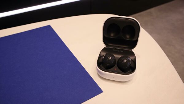 В Samsung показали складной смартфон с невидимой камерой Galaxy Z Fold3 В Samsung показали складной смартфон с невидимой камерой Galaxy Z Fold3