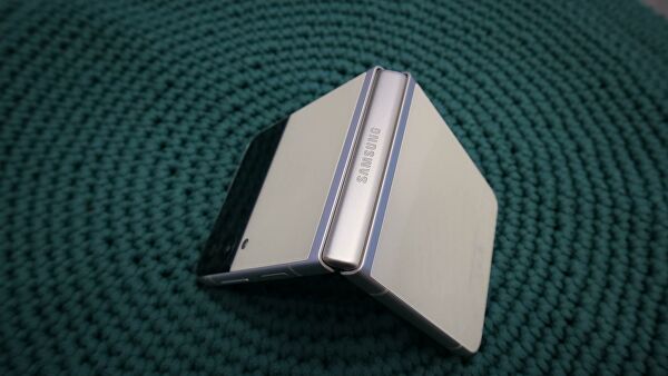 В Samsung показали складной смартфон с невидимой камерой Galaxy Z Fold3 В Samsung показали складной смартфон с невидимой камерой Galaxy Z Fold3