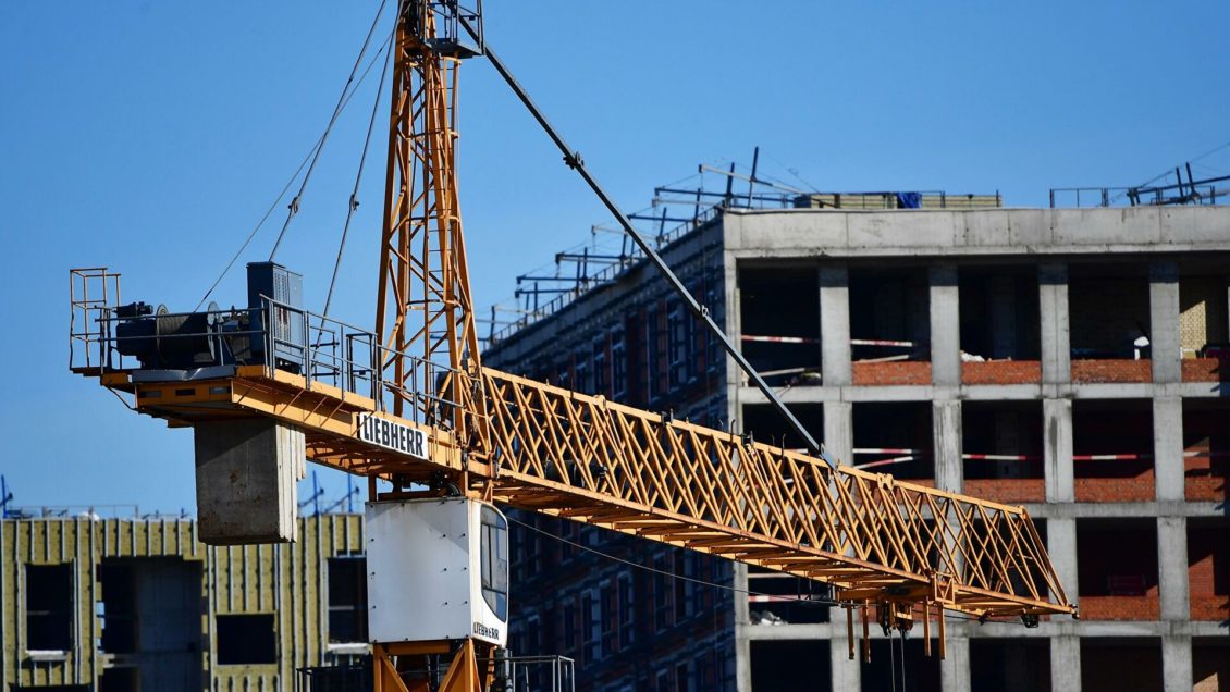 "Известия": в России заметно снизились цены на жилье