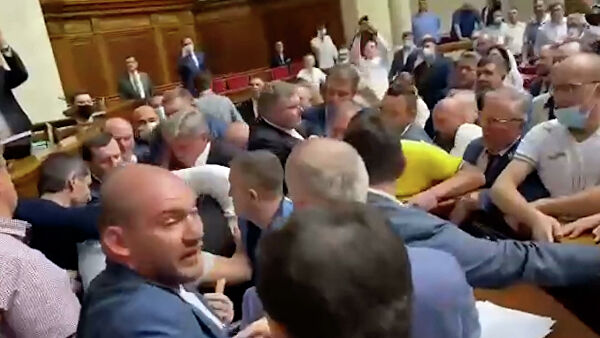 Мэр Конотопа Семенихин облил мутной водой из-под крана депутата от партии "Слуга народа" Качуру