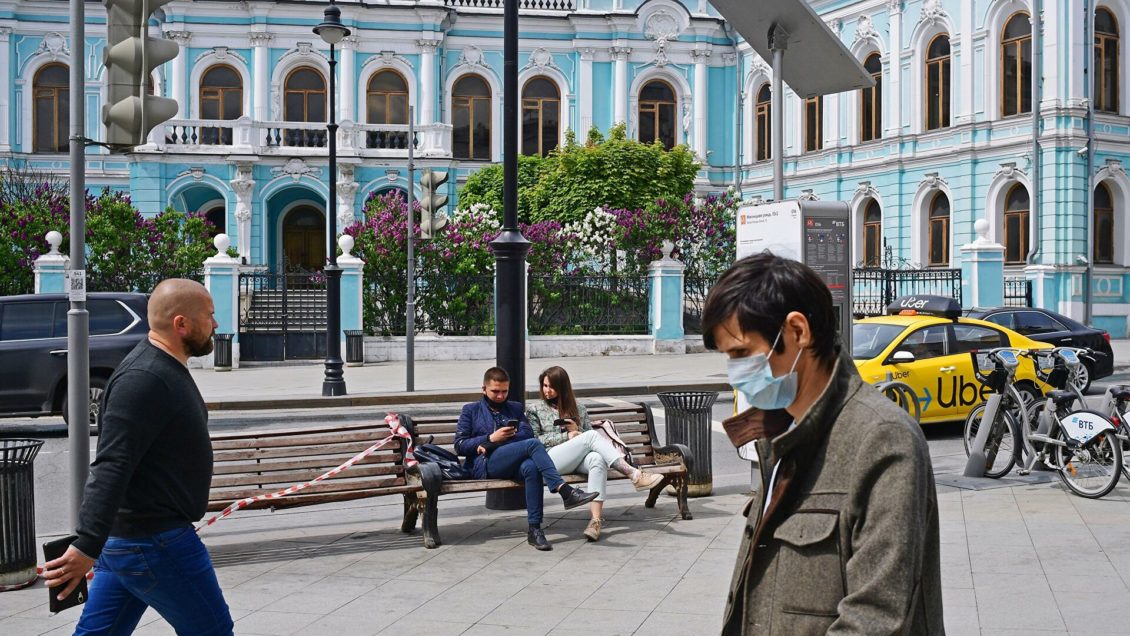 Врач спрогнозировал усиление третьей волны COVID-19 в России Врач спрогнозировал усиление третьей волны COVID-19 в России