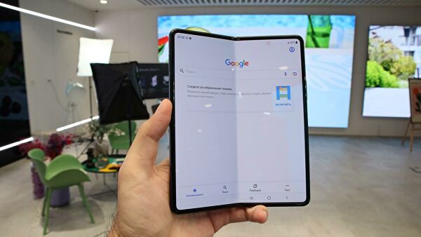 В Samsung показали складной смартфон с невидимой камерой Galaxy Z Fold3 В Samsung показали складной смартфон с невидимой камерой Galaxy Z Fold3