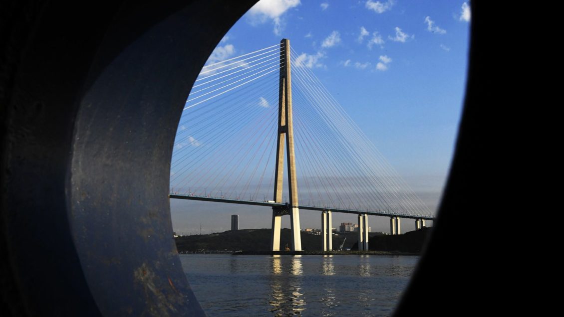 Во Владивостоке во время шторма погиб один человек