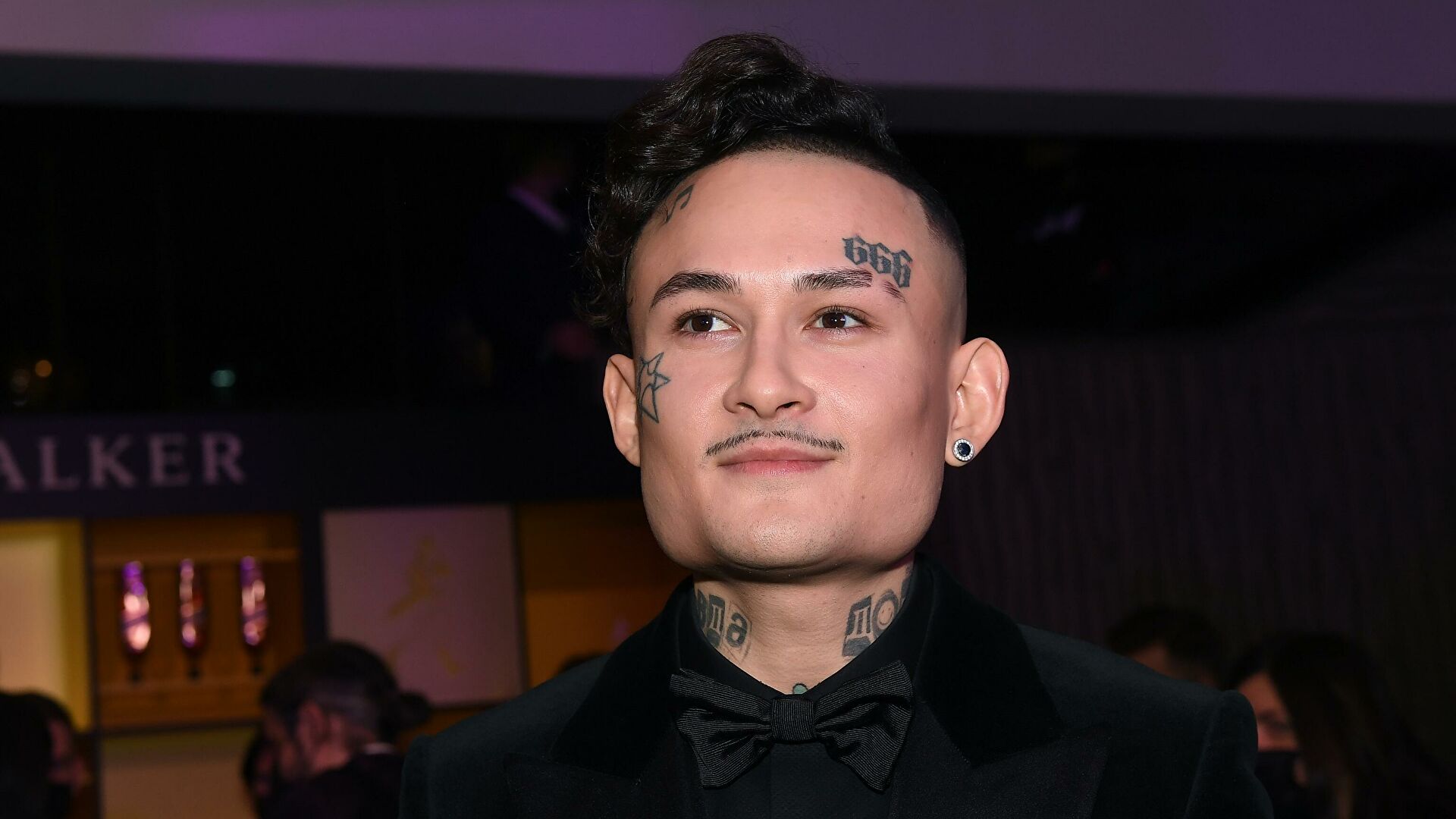 Аксенов назвал "дном" известных людей, являющихся кумирами молодежи