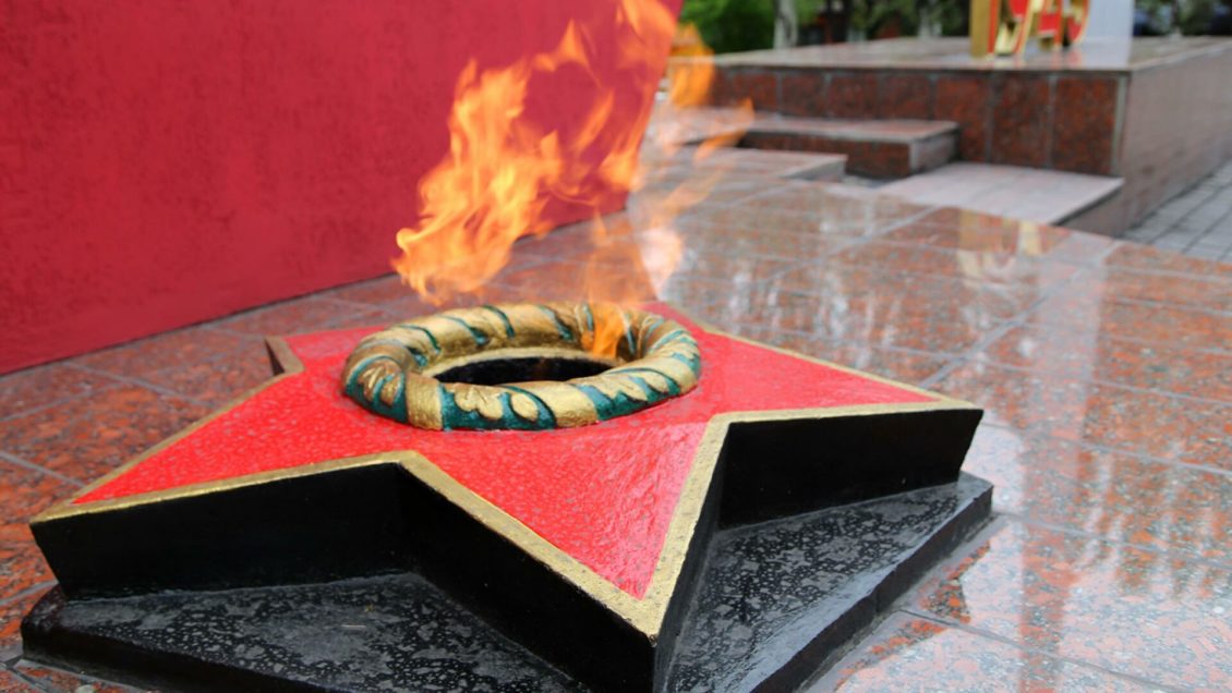 В Одессе неизвестные облили зеленкой доску в честь погибшего при трагедии в Доме профсоюзов В Одессе неизвестные облили зеленкой доску в честь погибшего при трагедии в Доме профсоюзов