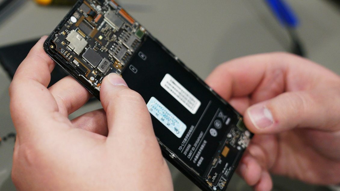 Раньше было лучше: почему современные смартфоны и ноутбуки часто ломаются