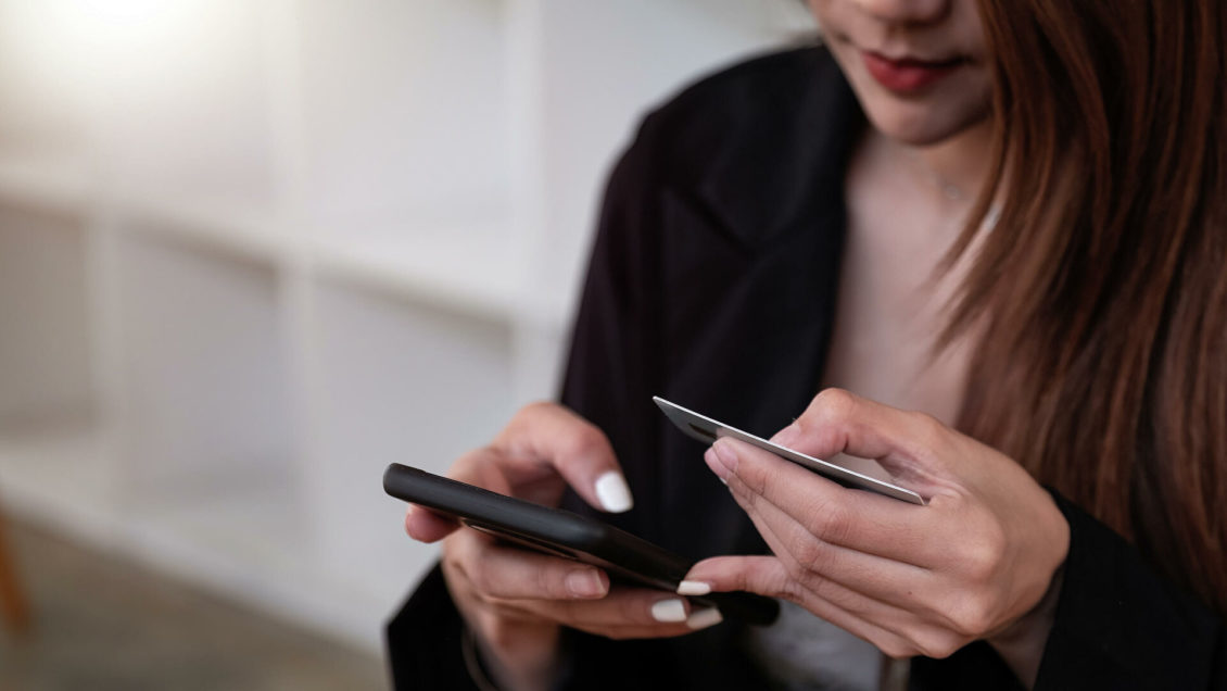 Эксперт объяснил, как мошенники крадут деньги через Apple и Google Pay